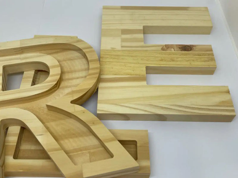 Les lettres découpées en bois
